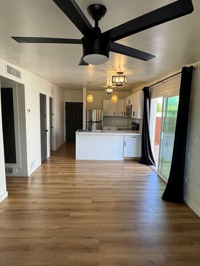 Building Photo - 205 W 25th St