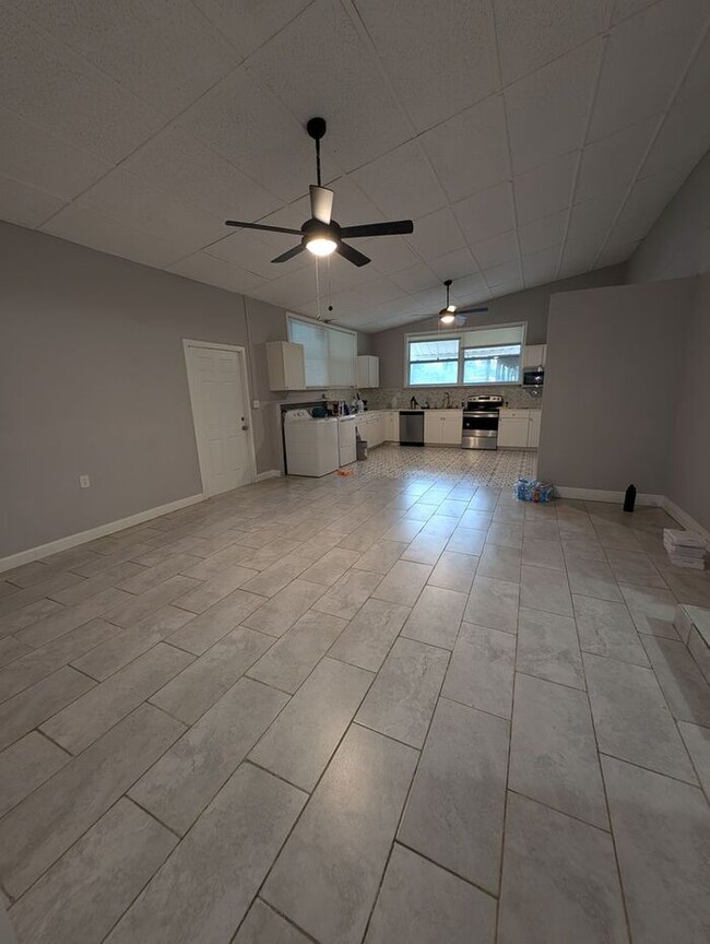 Building Photo - Large 4 bedrooms home with a bonus room. N...