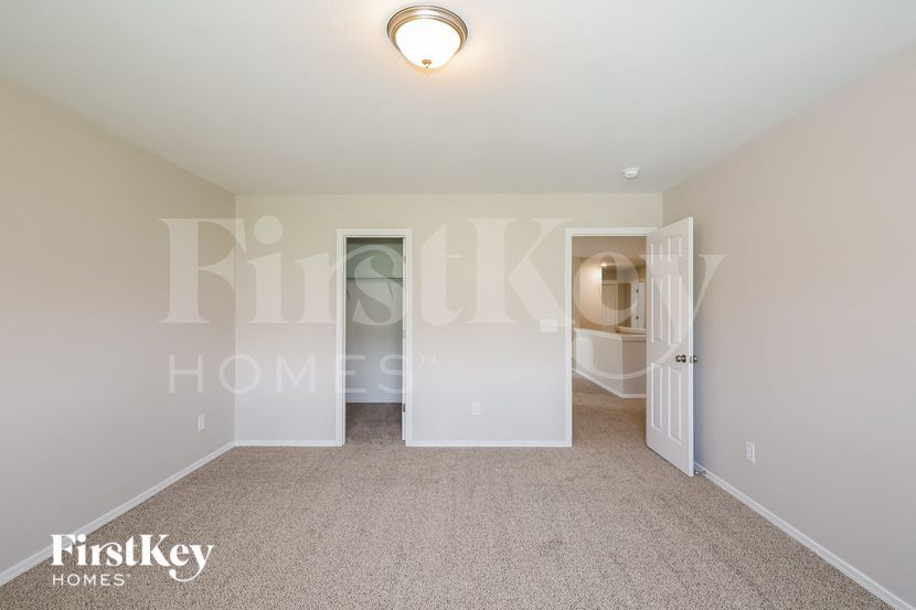 Building Photo - 933 Silverberry St