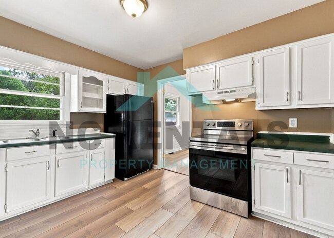 Building Photo - 1800 Woodmere Dr