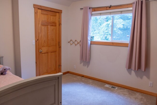 Building Photo - 8885 Driscoll Ln NE