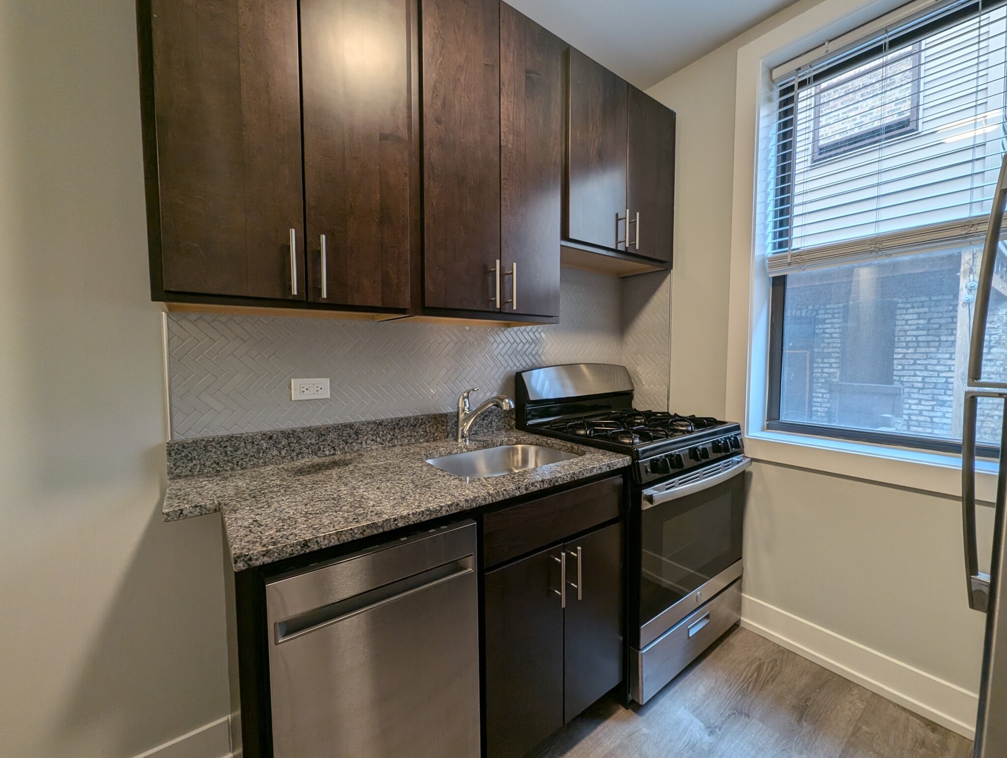 Building Photo - 711 W Brompton Ave