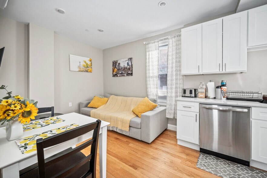 Building Photo - 600 Commercial St