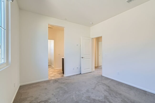 Building Photo - Stylish Three-Story Townhome with Private Courtyard & Pool Access