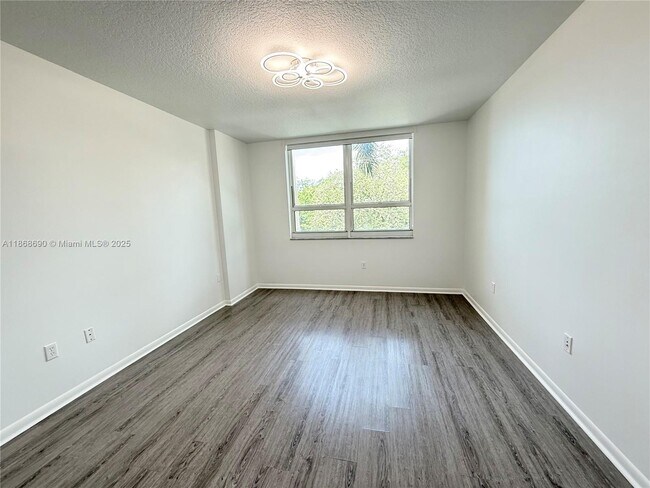 Building Photo - 2000 N Bayshore Dr