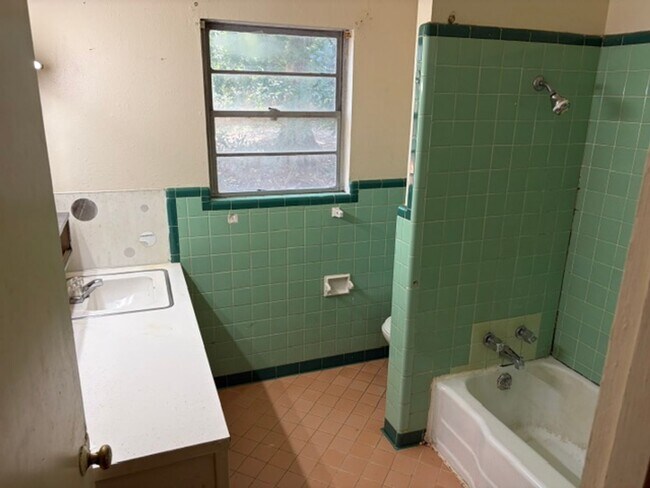 Building Photo - 3425 Sunset Dr