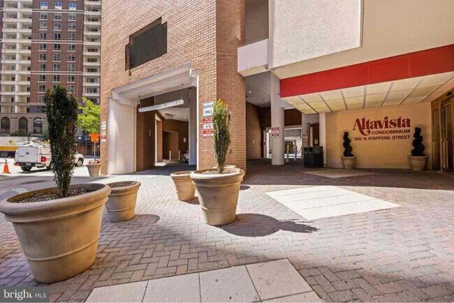 Building Photo - 900 N Stafford St