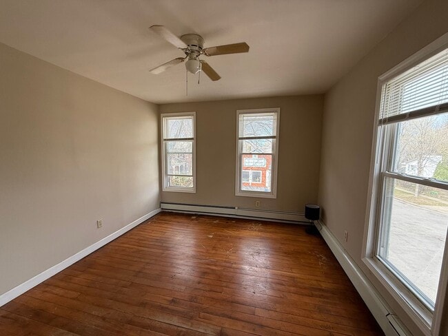 Building Photo - 562 Edmund Ave W