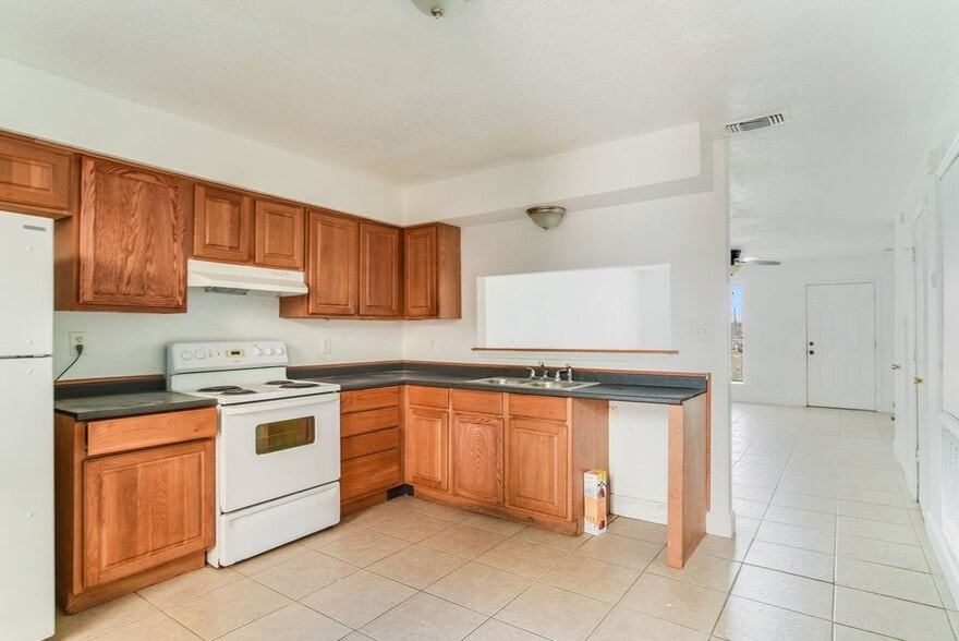 Building Photo - 10821 Roger Dr