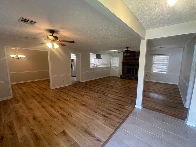 Building Photo - Beautiful home with everything you could want