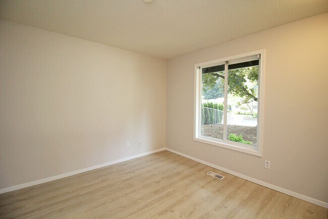 Building Photo - Freshly Remodeled Sprawling 3 Bed, 2 Bath ...