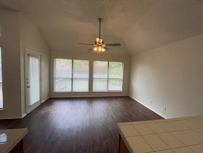 Building Photo - Nice 1 Story Home in Grand Prairie in Dall...