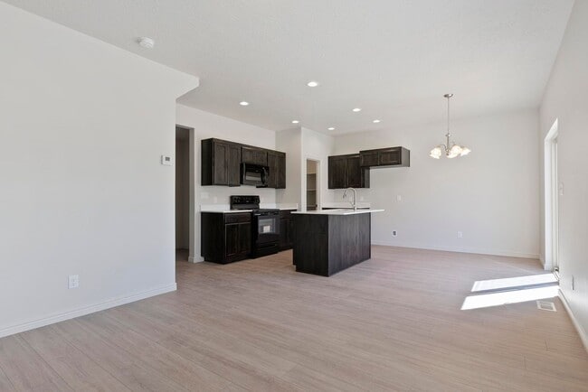 Building Photo - Chic 3 Bed 2.5 Bath Townhome in Spanish Fork!