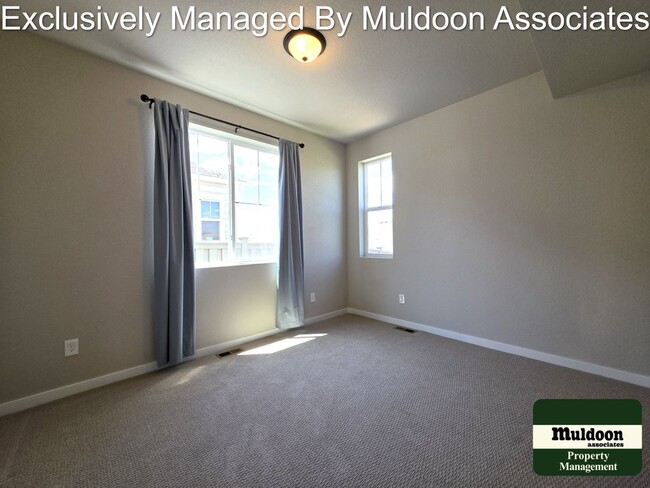 Building Photo - Beautiful 3 bed, 3 bath home in the desirable Pathways community!