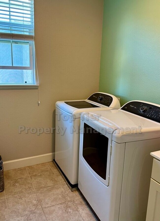Building Photo - Charming 3 Bed, 2.5 Bath, 1,600 Sqft Marti...