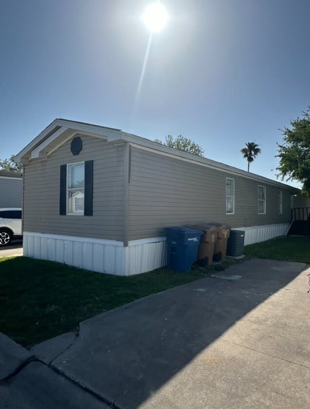 Building Photo - 5902 Ayers St