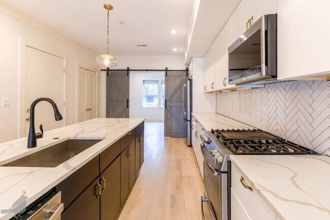 Building Photo - Modern 4 Bedroom Penthouse in Nest to Unio...