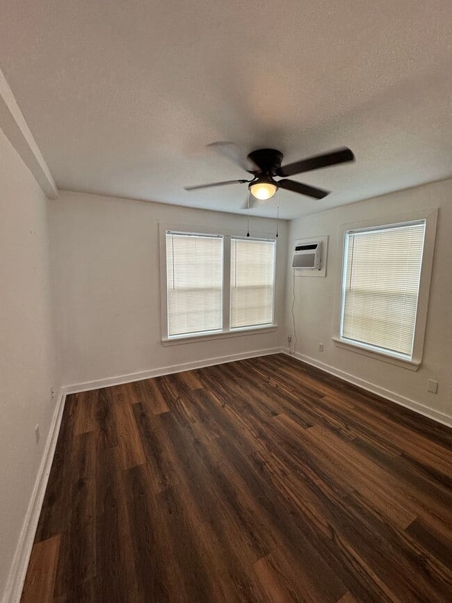 Building Photo - Cute 1/1 Apartment Near Downtown Bryan!