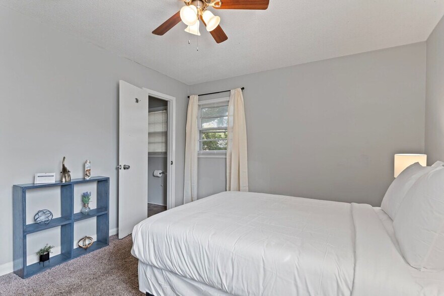 Building Photo - 1217 Woodbridge Dr