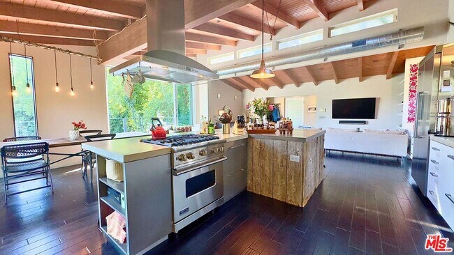 Building Photo - 19562 Cave Way