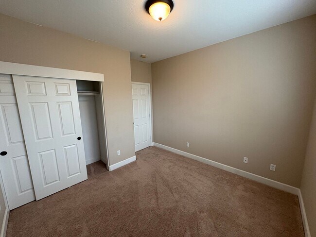 Building Photo - 3116 W Buena Vista Ave
