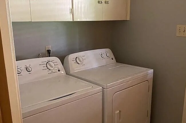 Building Photo - 2125 Shady Ln