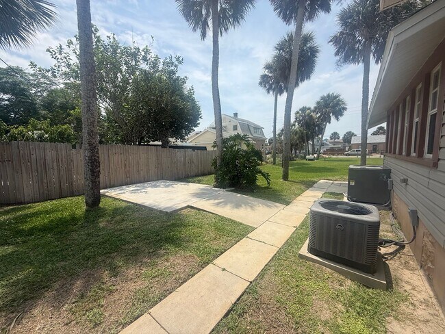 Building Photo - Beautifully updated 3 bedroom 3 bathroom home