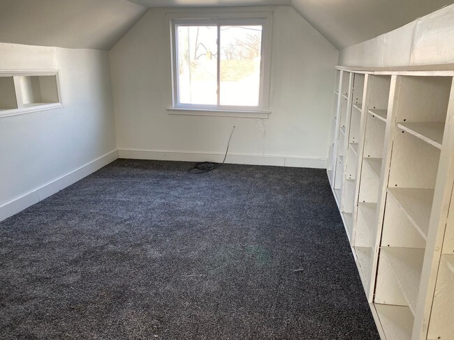 Building Photo - 3 Bedroom 2 Bath Home In Roseville