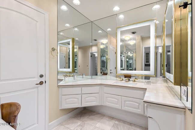 Building Photo - 5400 E Valle Vista Rd