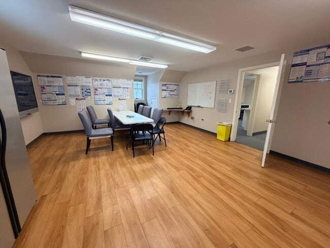 Building Photo - 116 E Main St