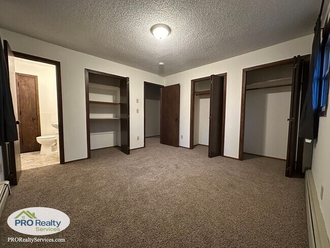 Building Photo - 3 Bedroom Main Level Duplex Unit