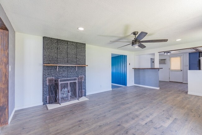 Building Photo - Charming 3 bedroom 2 bath Home - MOVE IN S...