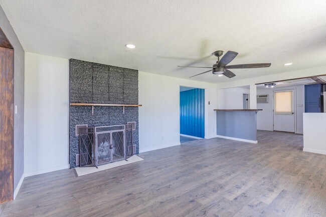 Building Photo - Charming 3 bedroom 2 bath Home with acreage