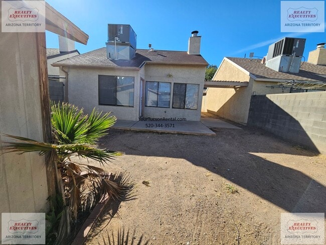 Building Photo - Los Reales & Cardinal area 2/2 with A/C & covered parking