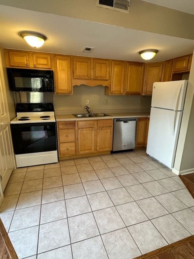 Building Photo - 1BD/1BA Townhouse located on the Germantow...