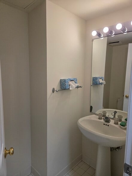 Poder room - 5450 Whitley Park Ter