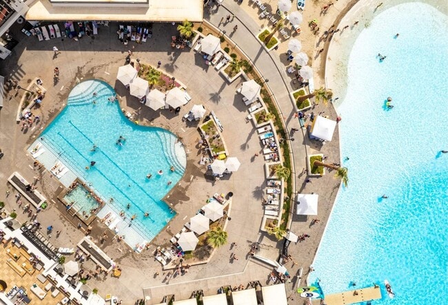Building Photo - Gorgeous Desert Color Home!