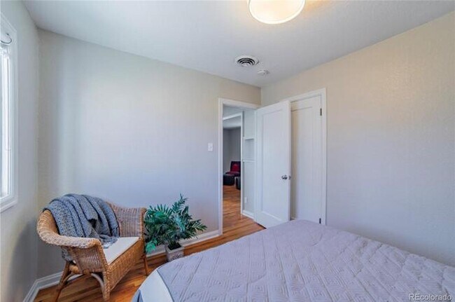 Building Photo - Nicely Remodeled 2 bedroom Bungalow.