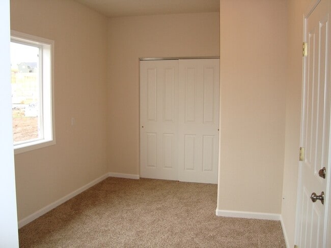 Building Photo - Pet Friendly Single Family Home w/attached garage and RV Parking