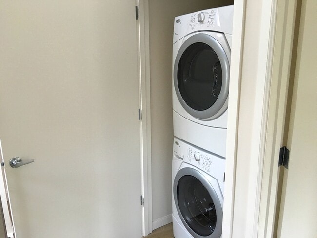 Building Photo - 3-Bedroom Townhome Near Roosevelt Lightrai...