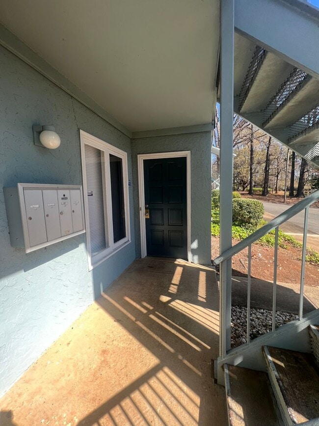 Building Photo - 1913 Meadowlark Ln