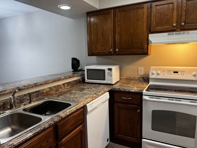 Building Photo - 2-Bedroom, 2-Bath Townhouse