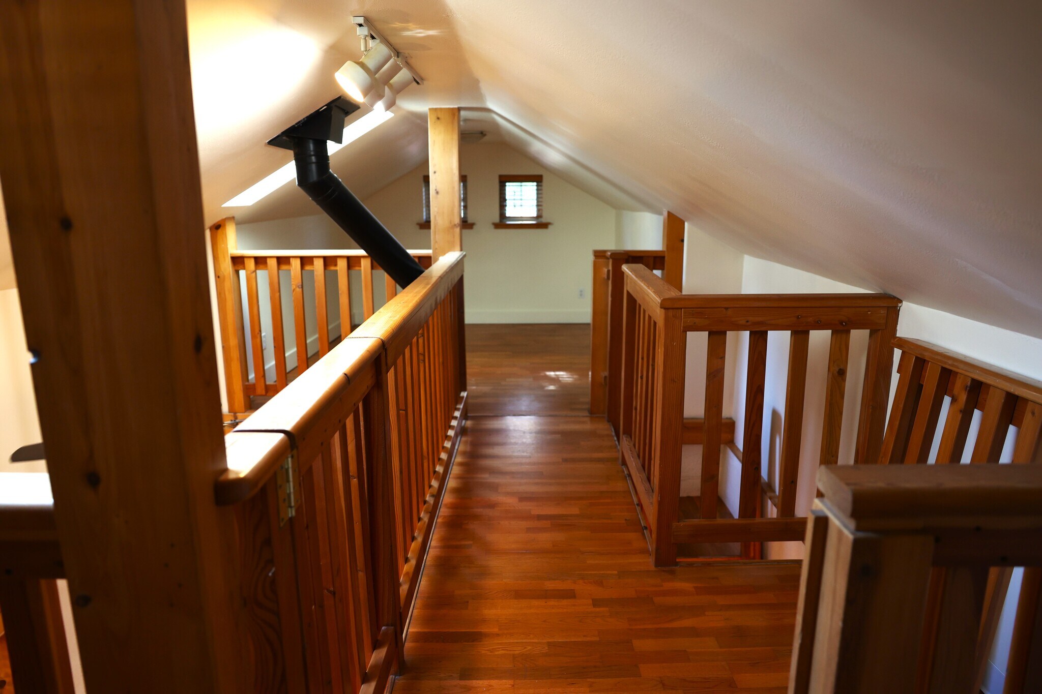 Loft with Bridge - 1833 NE 52nd Ave