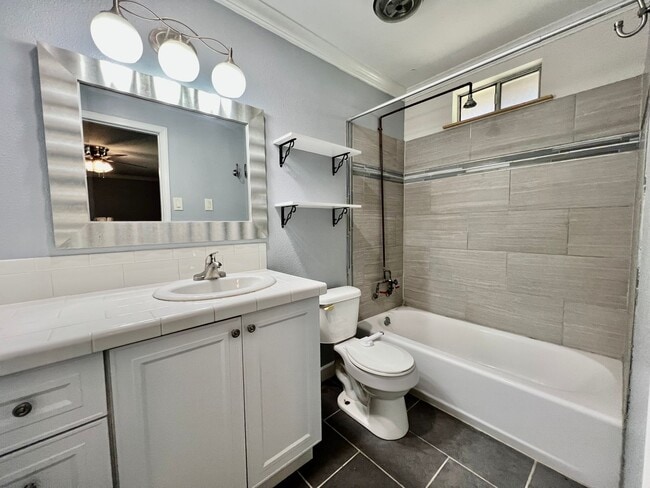 Building Photo - Cute Country Charmer!