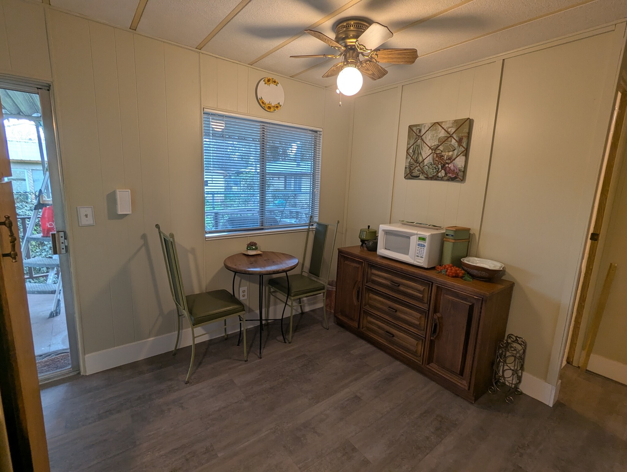 Cute little dinette and extra kitchen storage - 1334 Boucher St