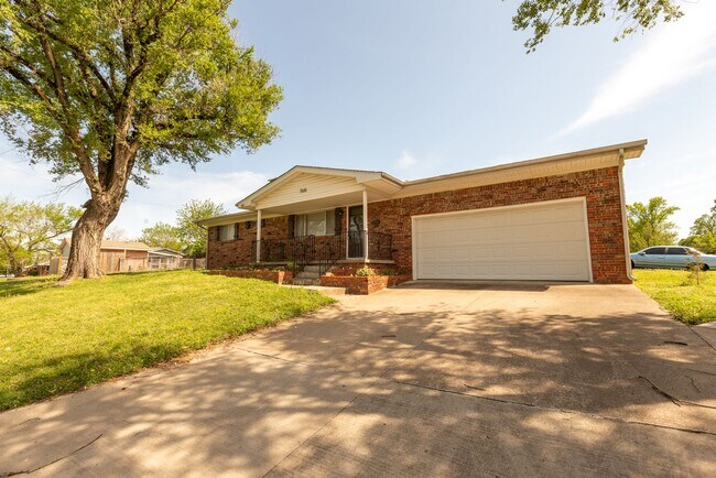 Building Photo - 3 Bed 1.5 Bath in Great Midtown Location!