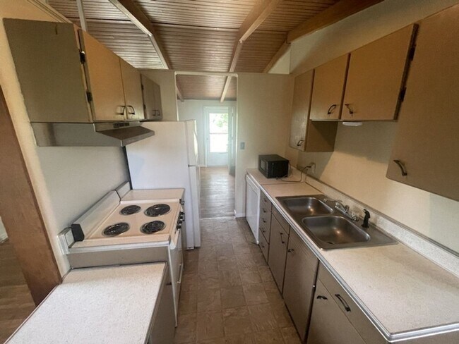 Building Photo - Charming 3BR Home with Hardwood Floors & Spacious Yard