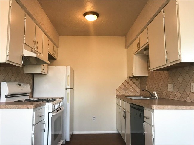 Building Photo - 1203 W 49th St