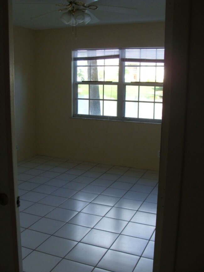 Building Photo - 1565 SE Royal Green Cir