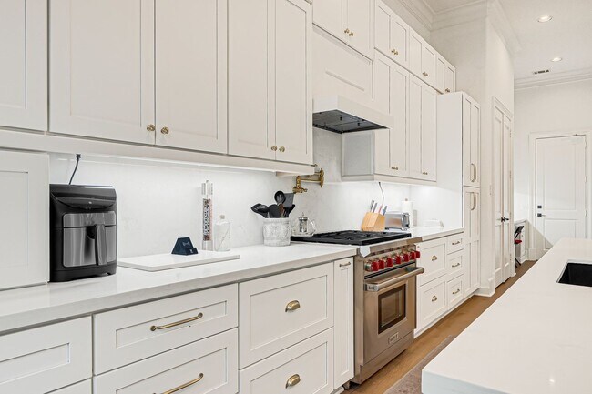 Building Photo - 2706 Tudor Manor